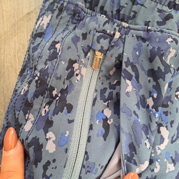 14 Athleta Blue Camoflage Animal Print Cropped Flowy Pants - Picture 4 of 6